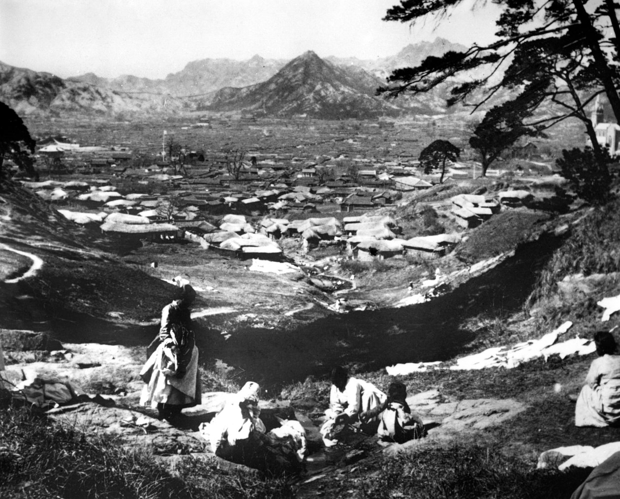 Mulheres coreanas na encosta de uma colina, Seul, Coréia, 1900 de Unbekannt