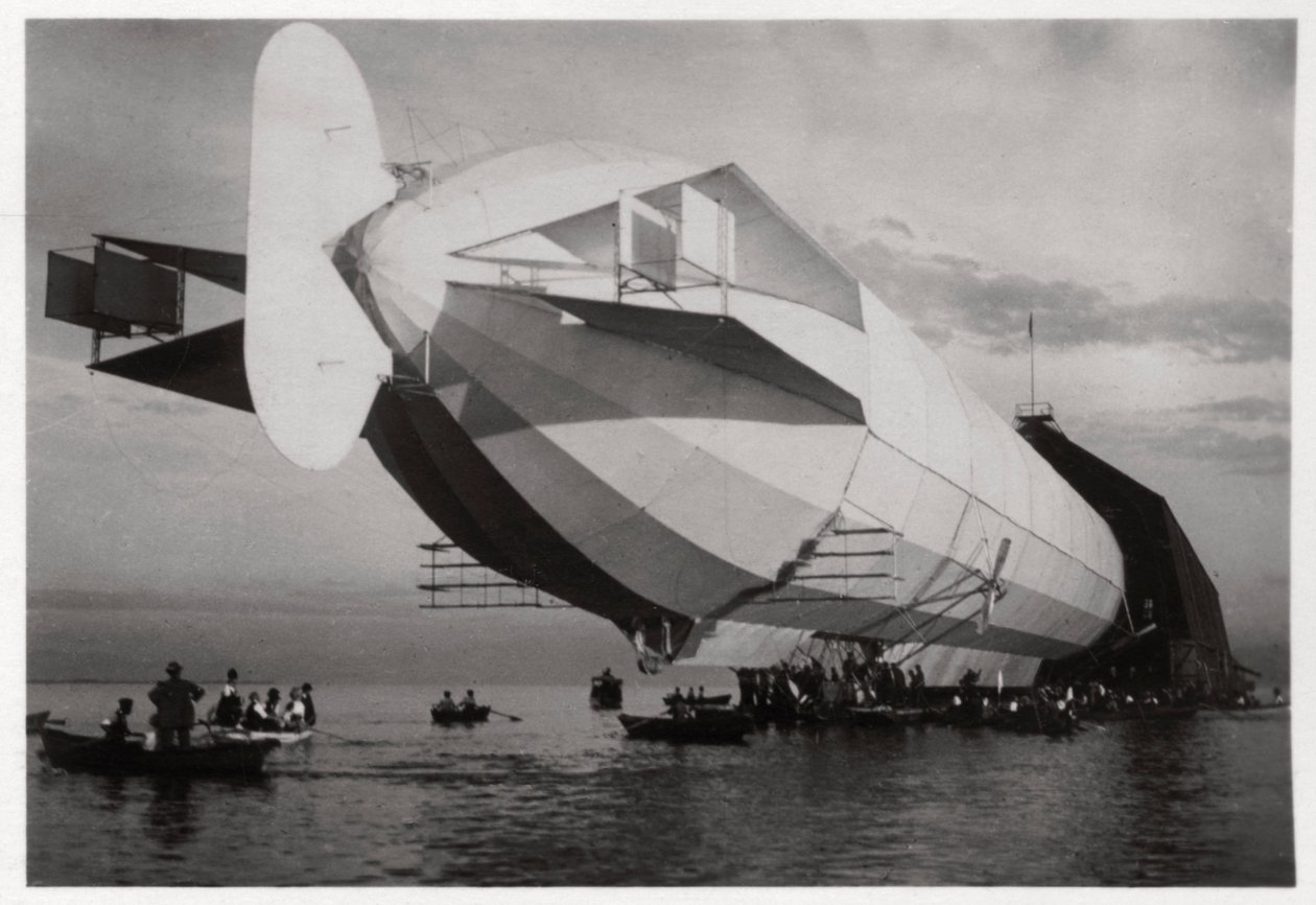 LZ 6 entrando em um cabide flutuante, Halle, Alemanha, c1909-1910 1933 de Unbekannt