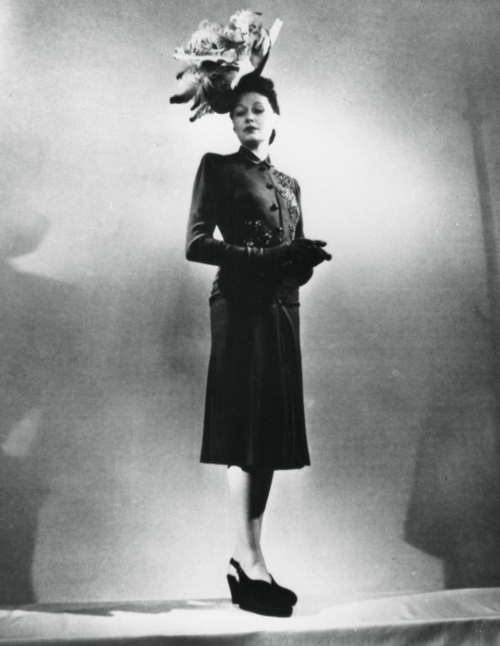 La femme chic, roupa do estilista francês Jacques Fath, Paris, janeiro de 1943 de Unbekannt