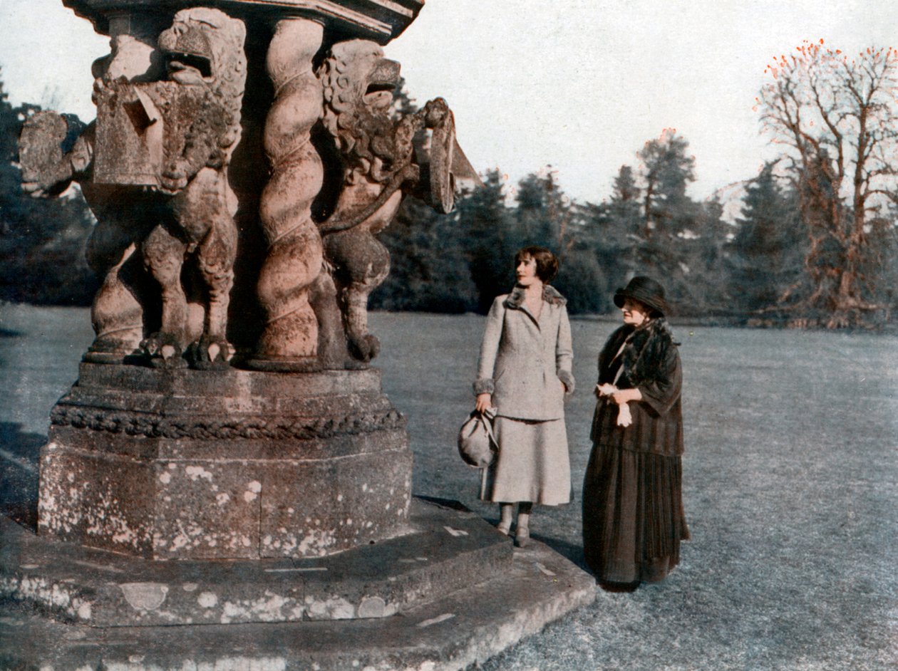 Lady Elizabeth Bowes-Lyon e a Condessa de Strathmore, Castelo de Glamis, Escócia, 1923 de Unbekannt