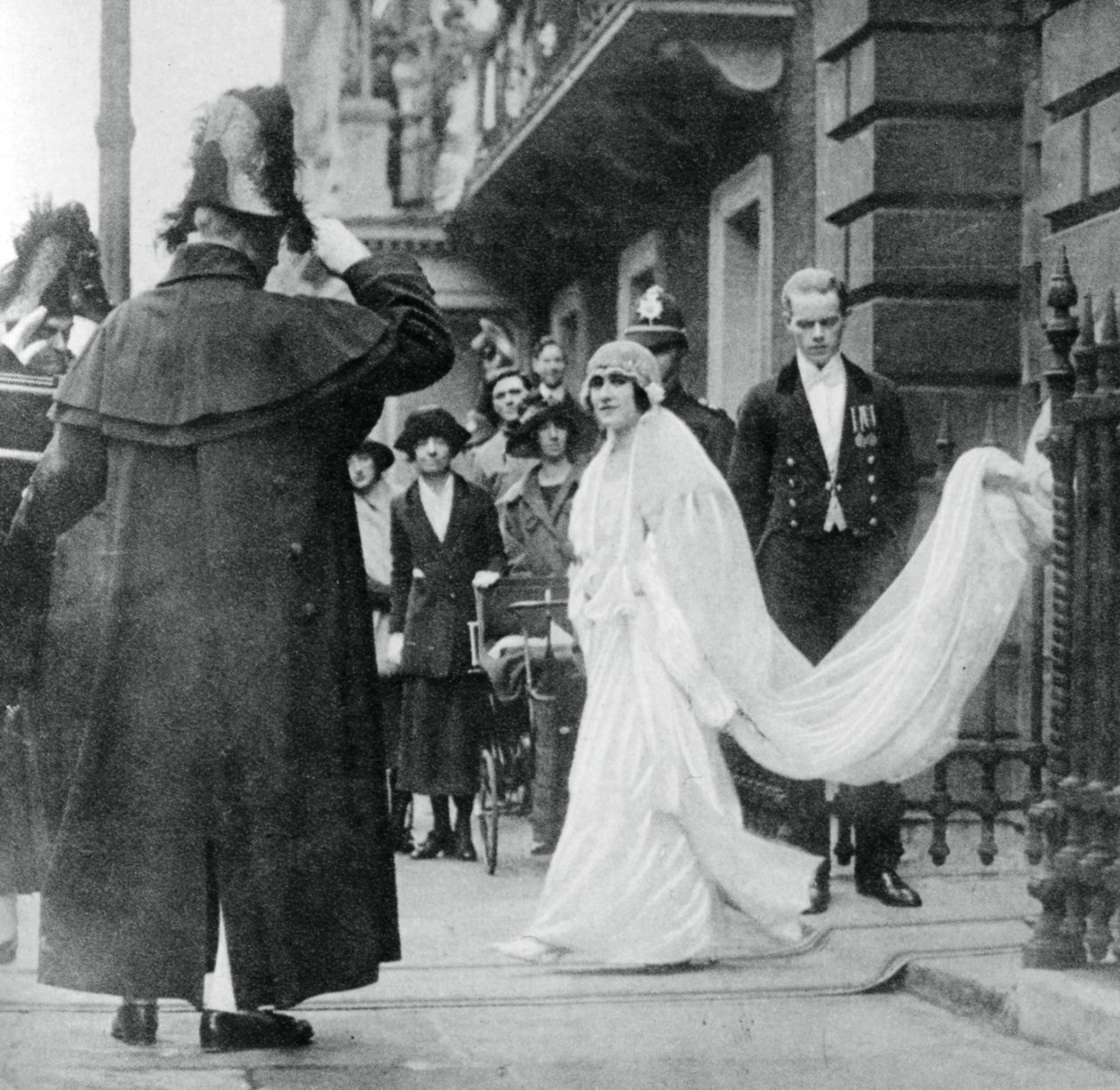 Lady Elizabeth Bowes-Lyon a caminho de se casar na Abadia de Westminster, 26 de abril de 1923, 1937 de Unbekannt