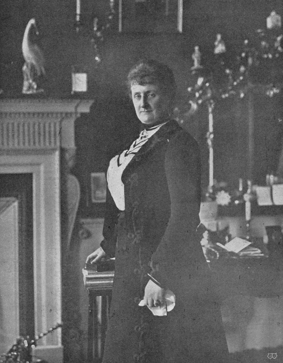 Lady Lansdowne em sua escrivaninha, c1903, 1903 de Unbekannt