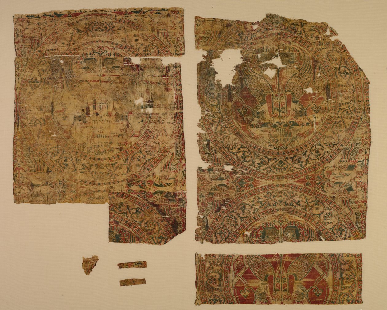 Lampas com esfinges confrontadas em roundels, do túmulo de São Bernardo Calvo, 1200-1243. de Unbekannt