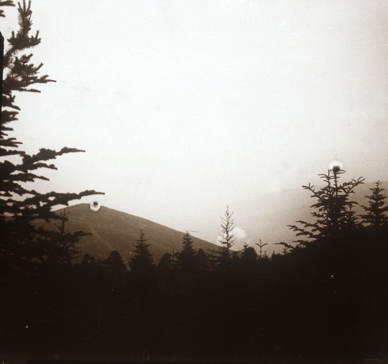 Paisagem, fumaça à distância, Alsácia, c1914-c1918 de Unbekannt