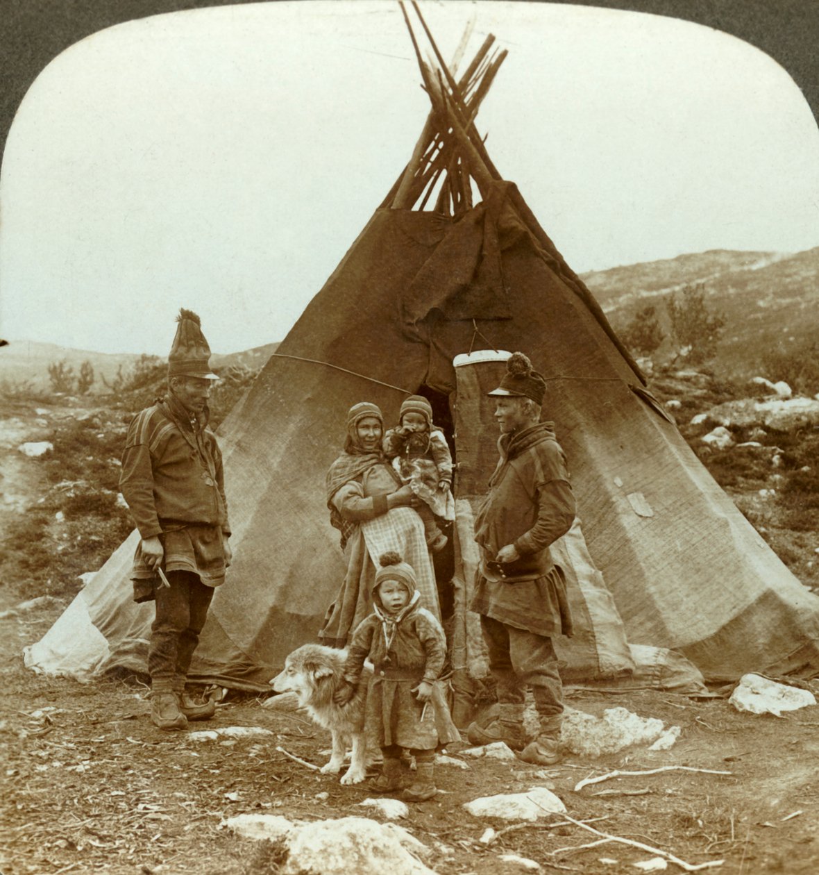Família e cão de trenó dos Laplander - fora de sua casa de verão - numa encosta na Noruega, c1905. de Unbekannt