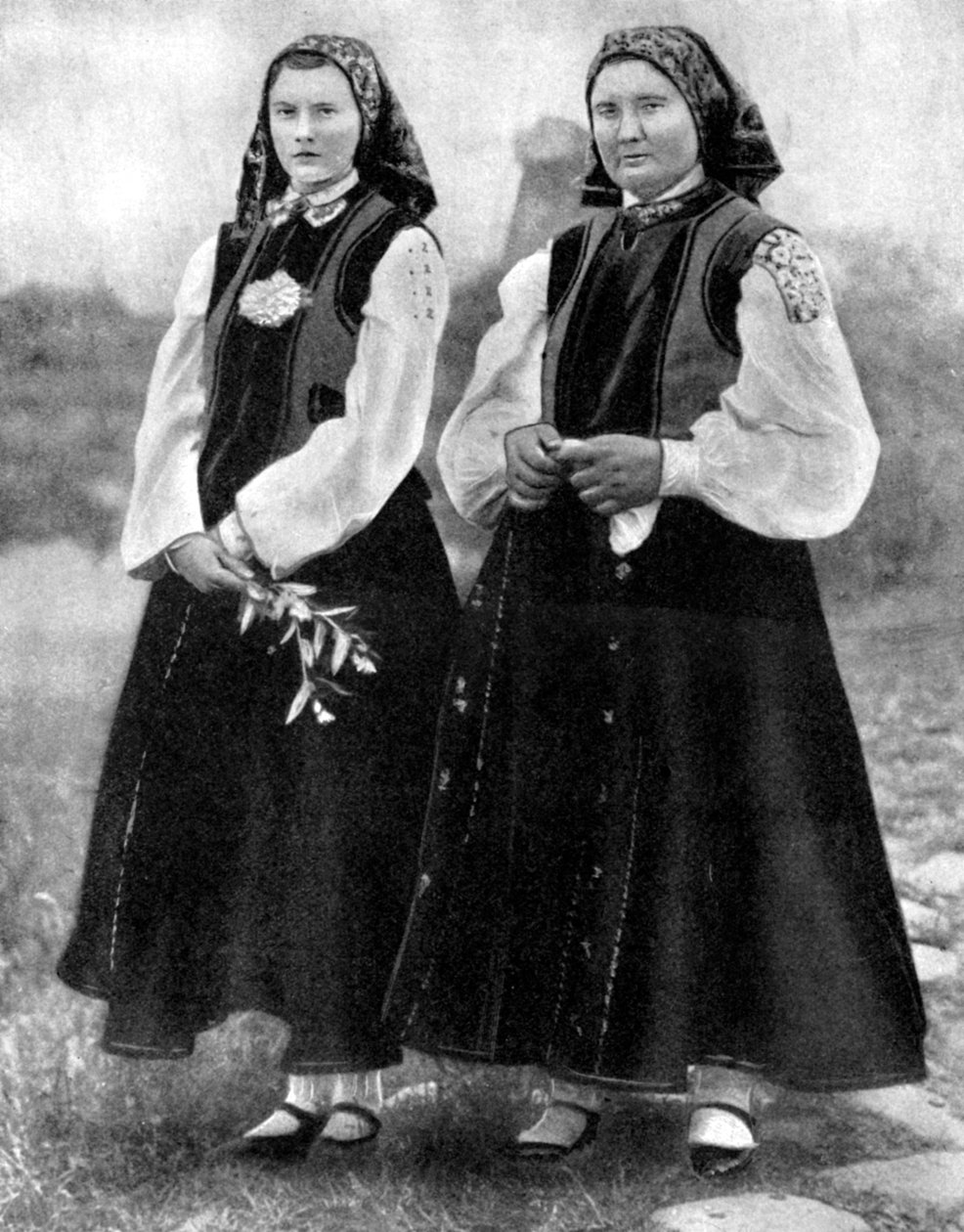 Mulheres letãs em traje tradicional, 1936 de Unbekannt