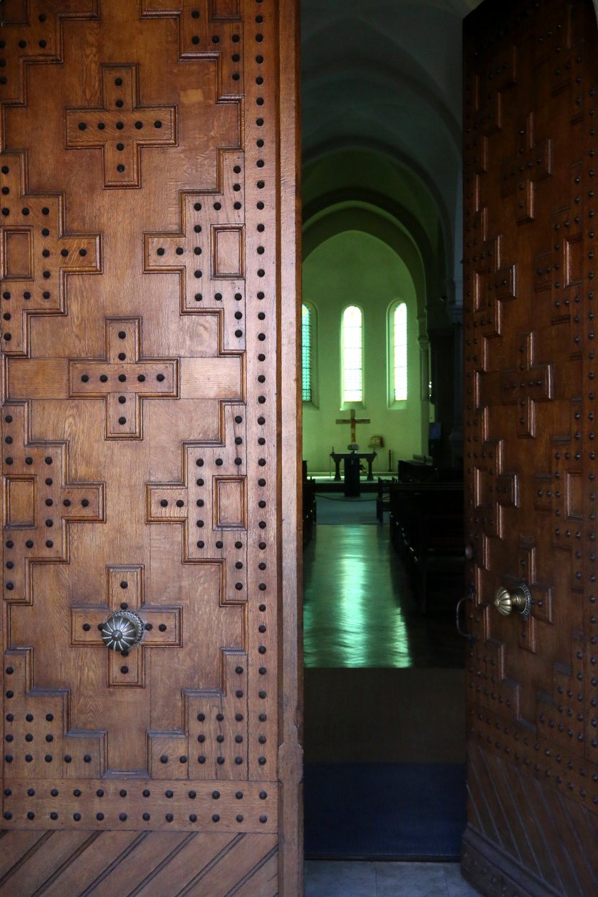 Le Plantay, Ain, França - Abadia de Notre-Dame des Dombes. Porta principal da igreja. de Unbekannt