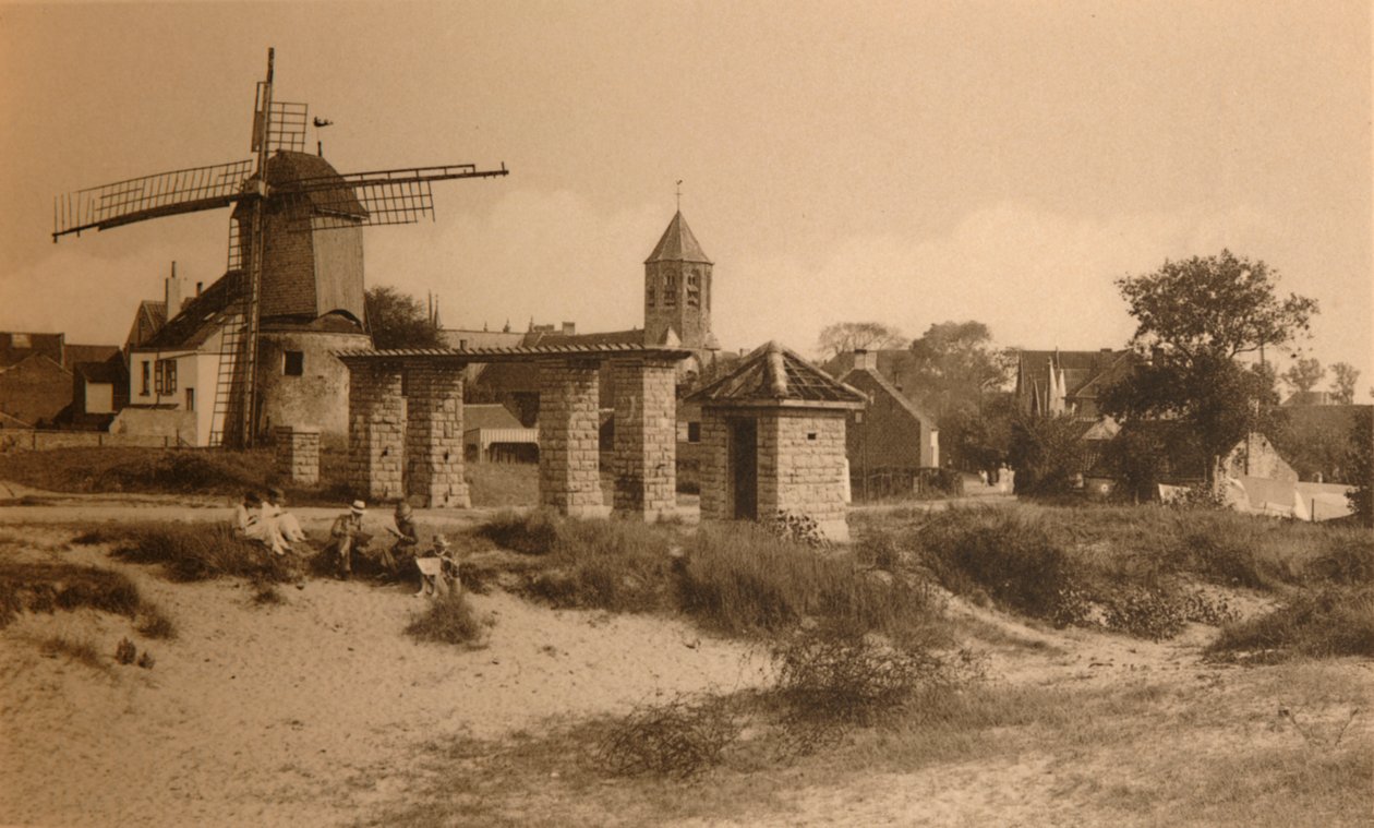 Moinho e igreja velhos, moinho de vento velho e igreja, c1900. de Unbekannt