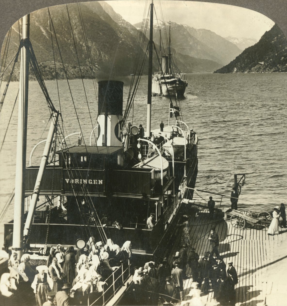 Deixando Odde para uma excursão pelo pitoresco Sorfjord, na região montanhosa de montanhas, Noruega, c1905. de Unbekannt