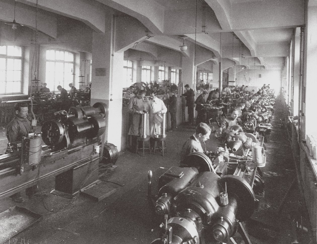 Processamento de lentes na fábrica da Optical Mechanical Association em Petersburg, 1916 de Unbekannt