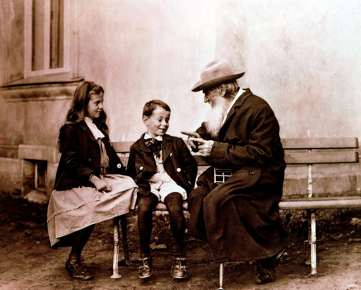 Leo Tolstoy, escritor, filósofo e místico russo, contando uma história para seus netos, c1890-1910 de Unbekannt