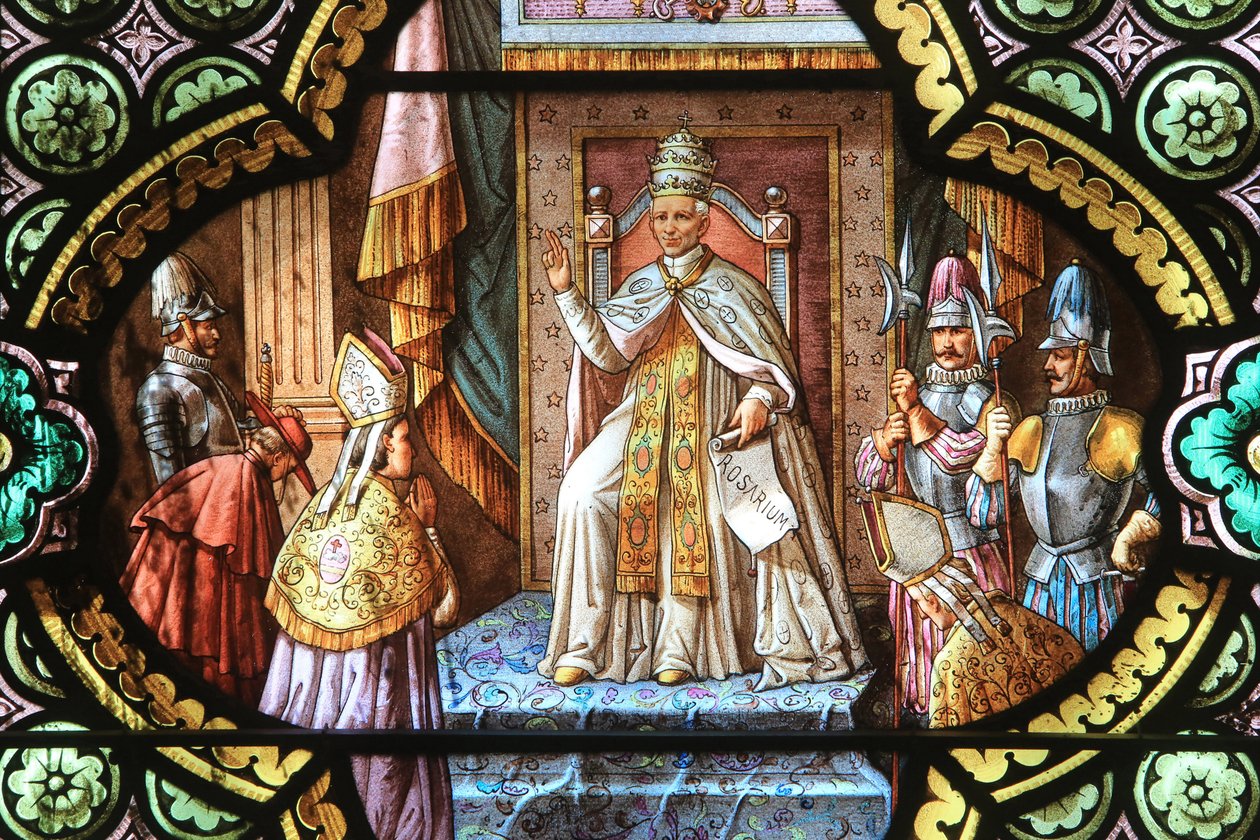 Leão XIII. A bolha do rosário. A janela de vidro manchado. Santuário de Nossa Senhora de la Salette, La Salette-Fallavaux, França. de Unbekannt