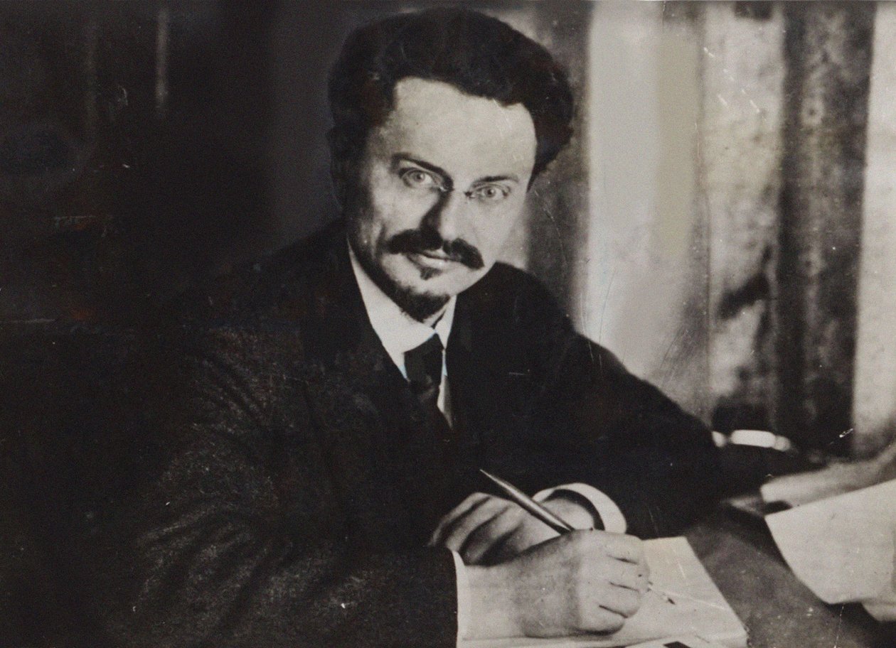 Leon Trotsky em sua escrivaninha, início da década de 1920. de Unbekannt