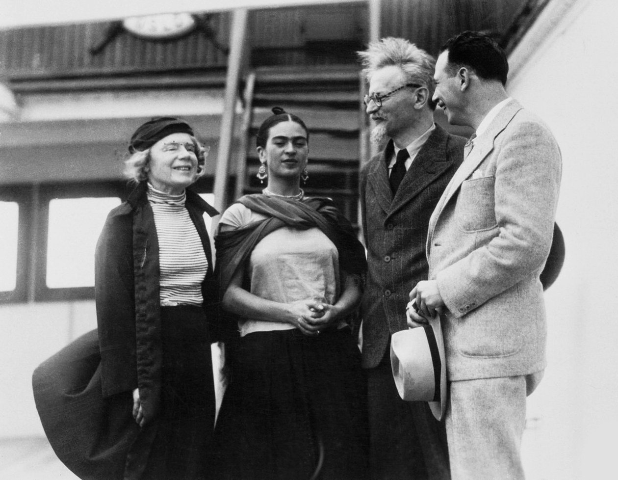 Leon Trotsky com sua esposa Natalia Sedova e a artista mexicana Frida Kahlo, 1937 de Unbekannt