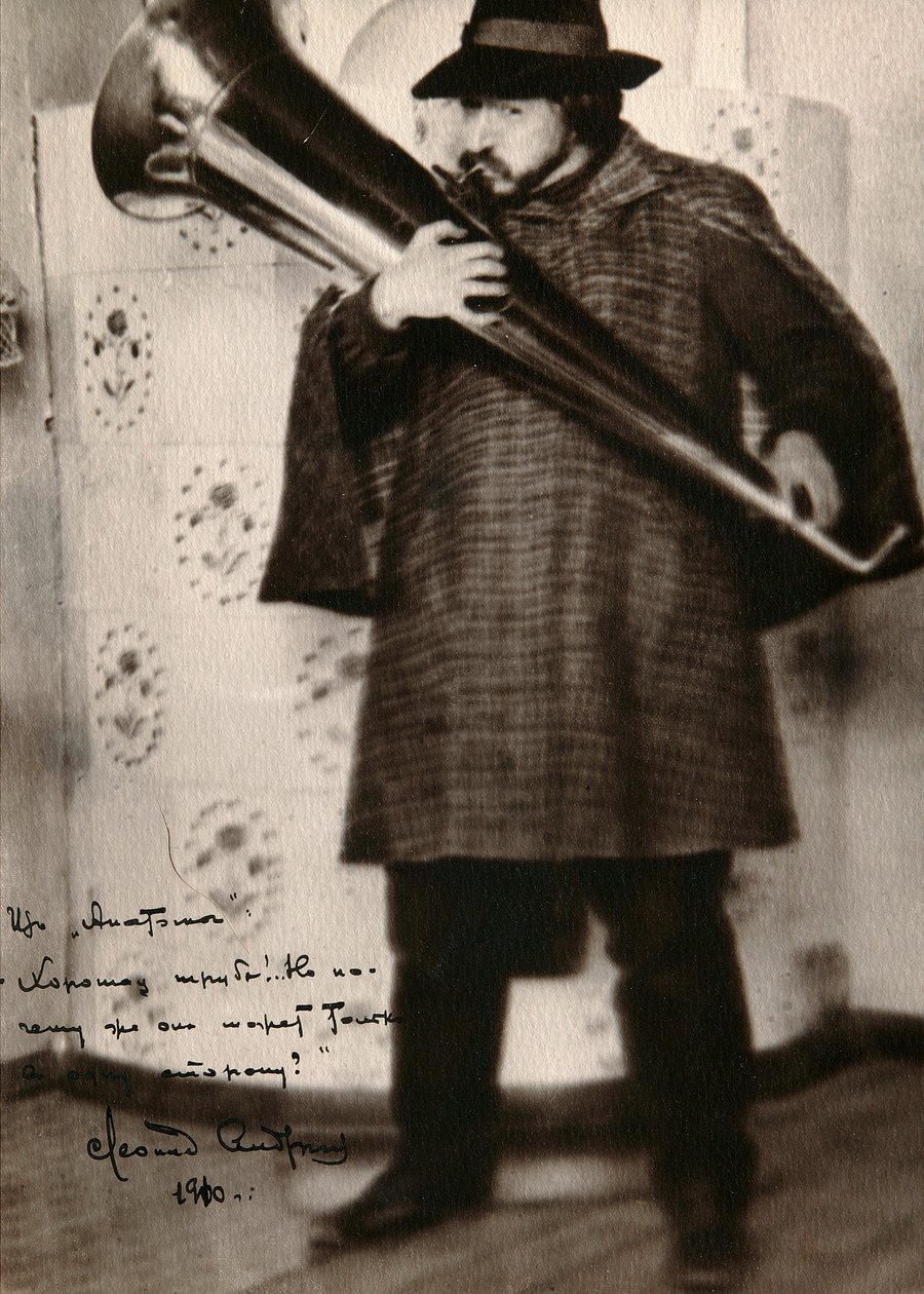 Leonid Andreyev, autor russo, tocando um instrumento musical, c1900 de Unbekannt