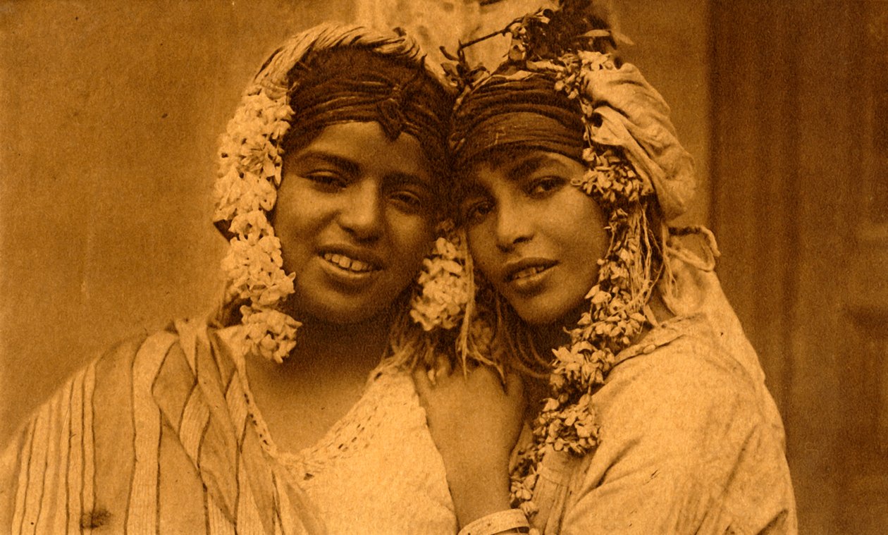 Amigos do sexo feminino, c1918-c1939. de Unbekannt