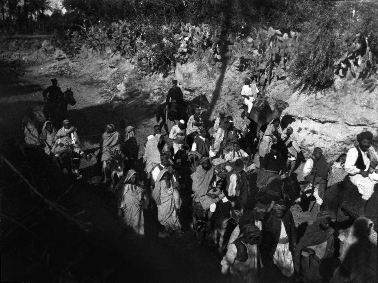 Refugiados líbios escoltados pelo exército italiano durante a Guerra Italiano-Turca na Líbia de Unbekannt