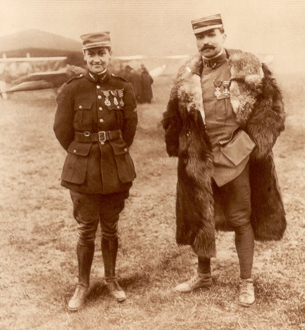 Tenente Georges Guynemer e Capitão Felix Brocard, pilotos de caça franceses, 5 de fevereiro de 1916 de Unbekannt