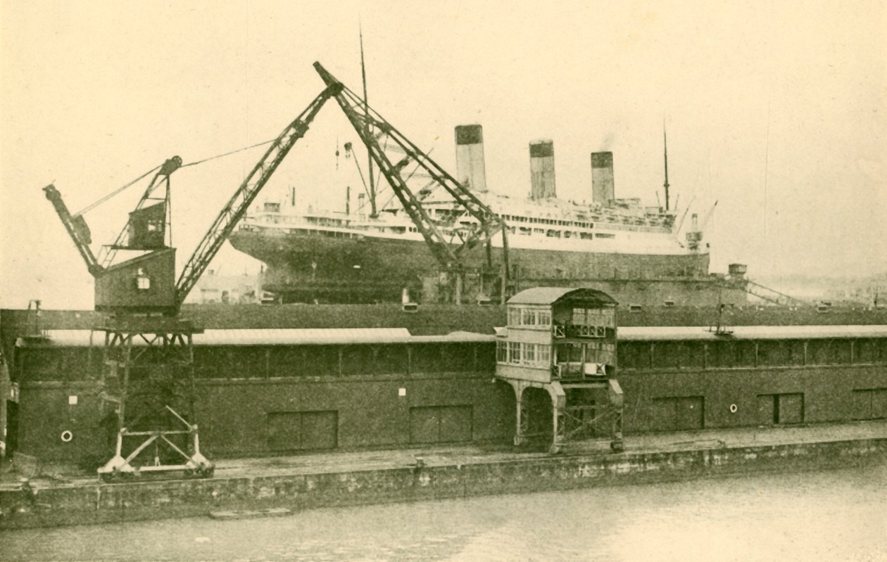 Lifitng um majestoso 56.551 toneladas na doca flutuante em Southampton, c1930. de Unbekannt