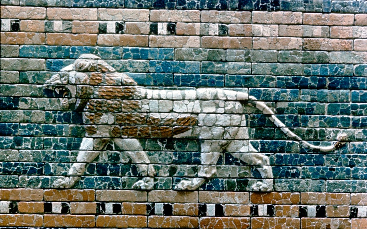 Leão passante da parede do caminho sagrado para o Portão de Ishtar, Babilônia Iraque, c575 aC de Unbekannt