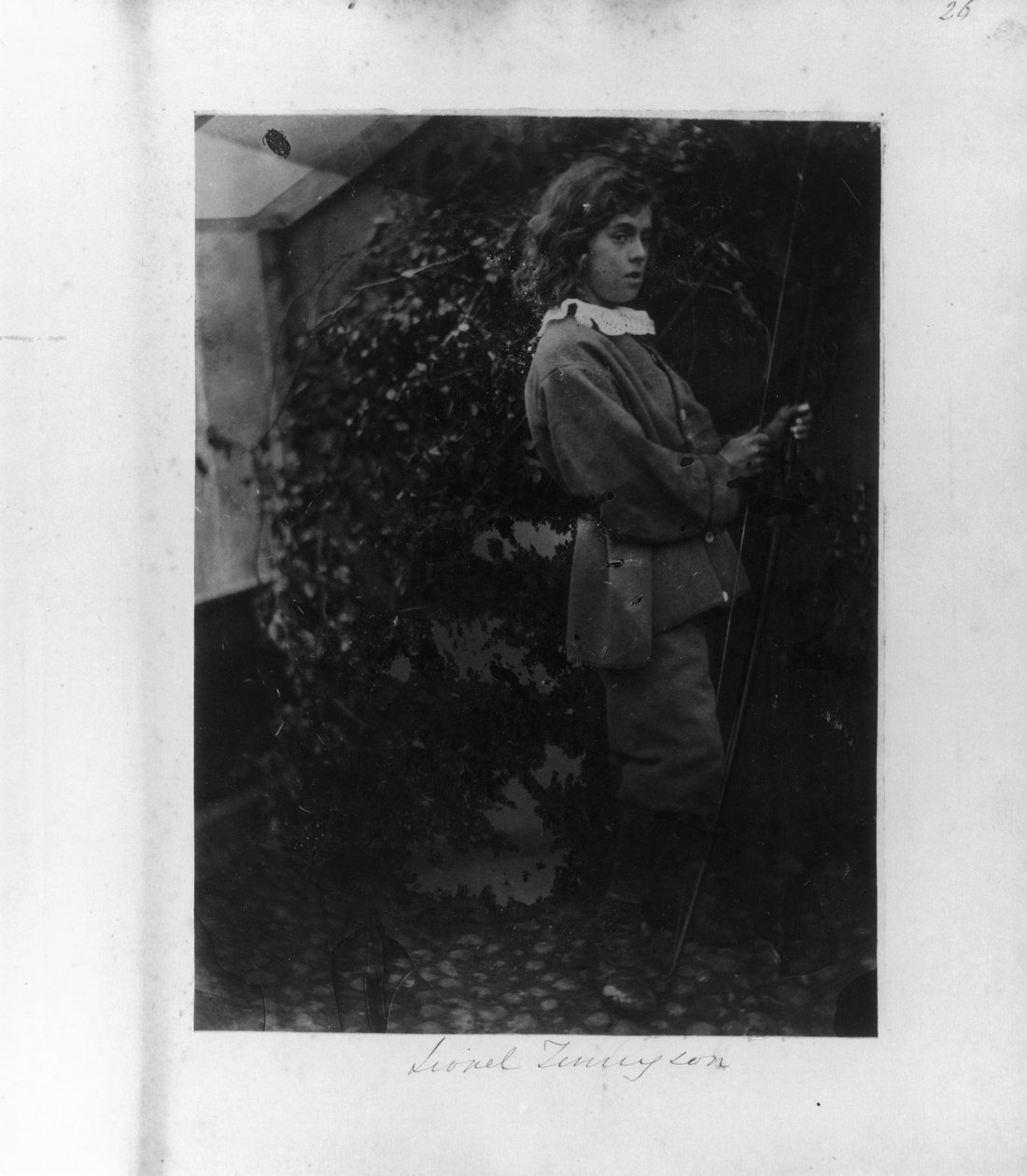 Lionel Tennyson com arco e flecha