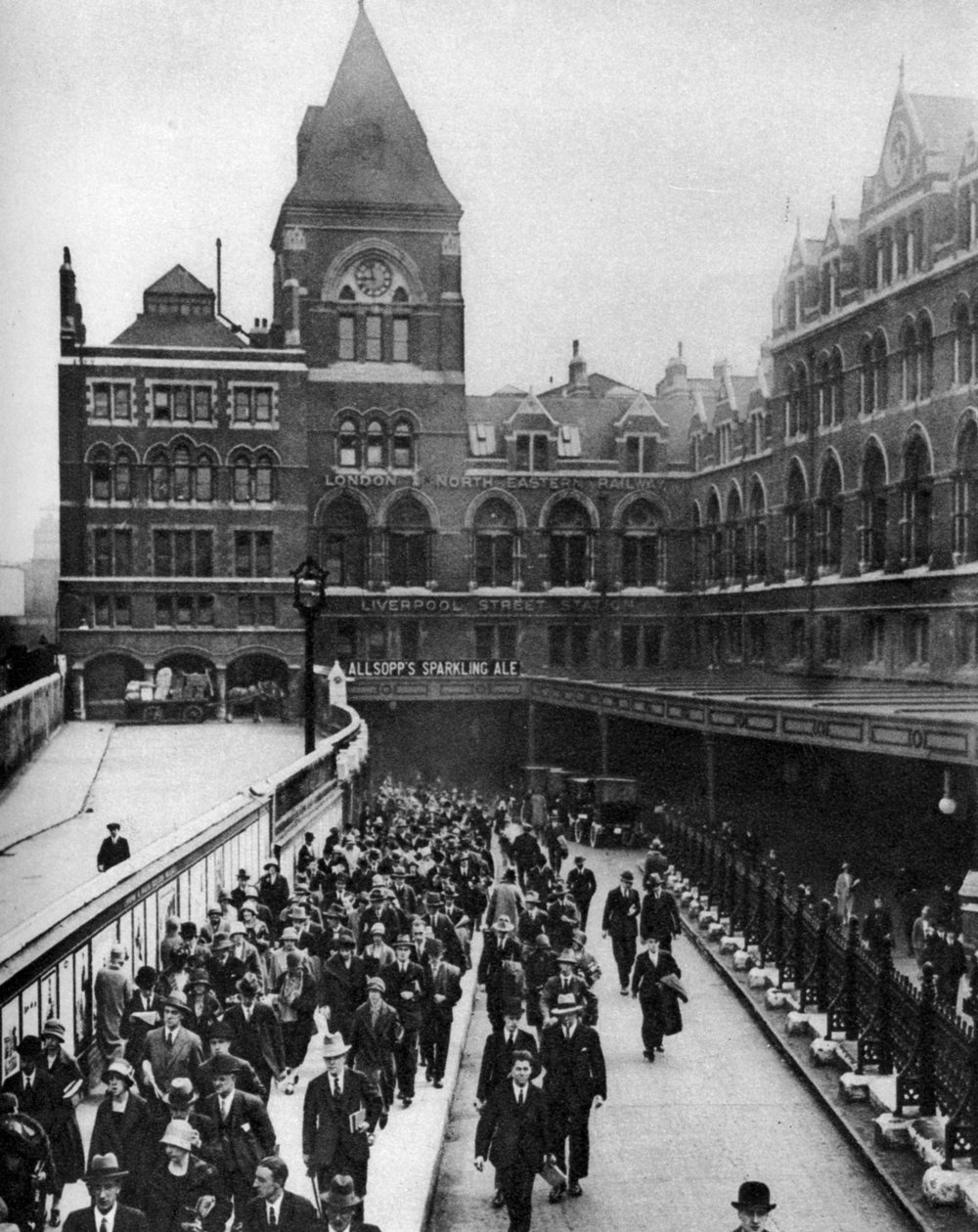 Estação Liverpool Street às nove horas da manhã, Londres, 1926-1927 de Unbekannt
