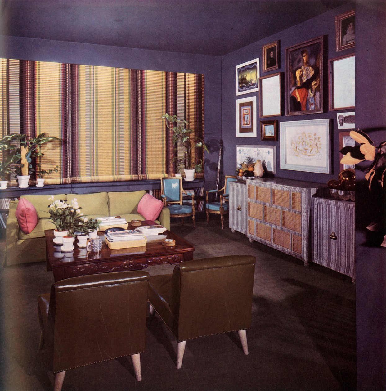Sala de estar em um apartamento projetado por William Pahlmann, 1949. de Unbekannt