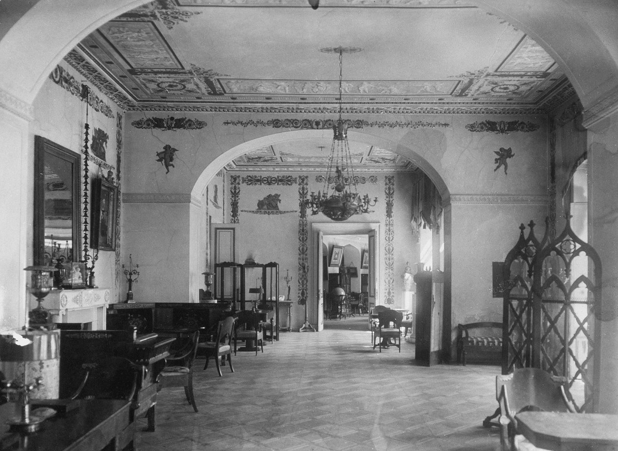 Sala de estar na mansão Maryino, início dos anos 1920 de Unbekannt