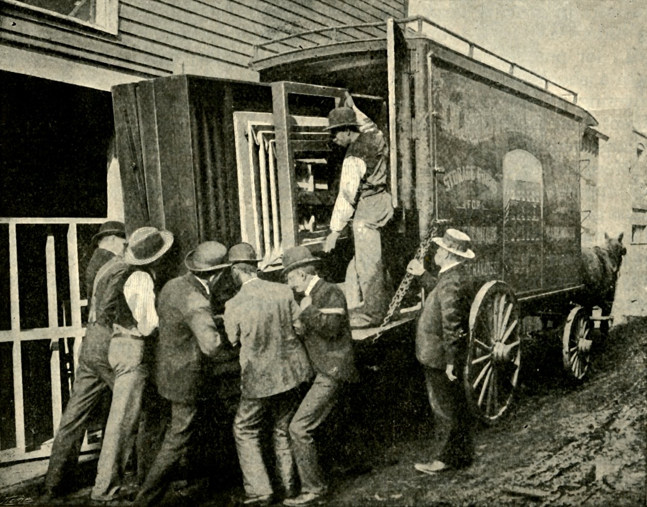 Carregando a câmera em uma van para remoção, 1901. de Unbekannt