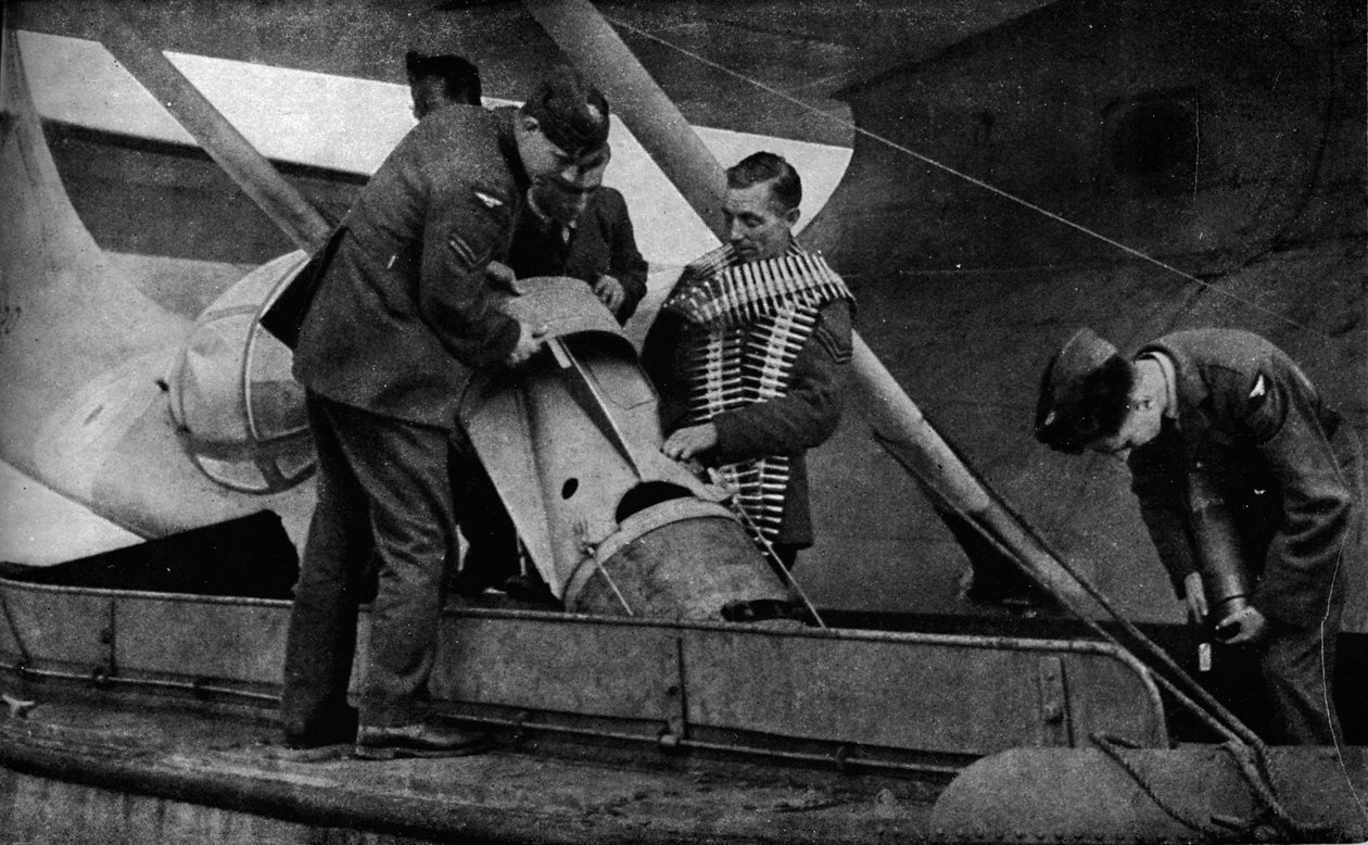 Carregando bombas em um avião da RAF durante a Segunda Guerra Mundial, c1940 1943 de Unbekannt
