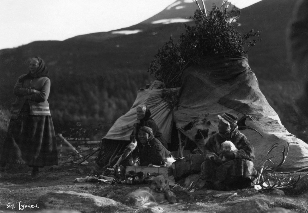 Mulheres locais, Lyngen, norte da Noruega, c1920s-c1930s de Unbekannt