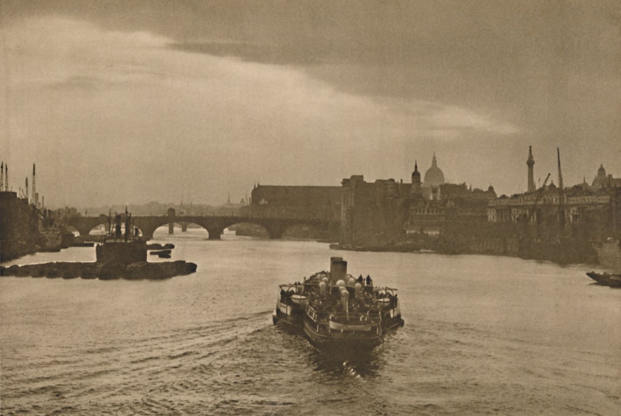 London-On-Sea: o barco de excursão diário entra no pôr do sol ao retornar de Margate, c1935. de Unbekannt