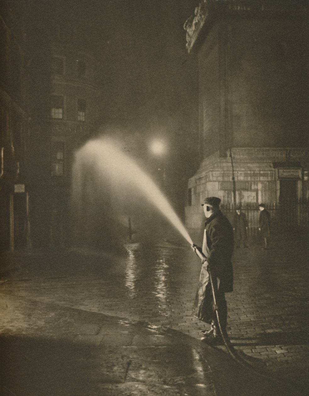 Limpeza noturna de Londres: cena na base do monumento, c1935. de Unbekannt