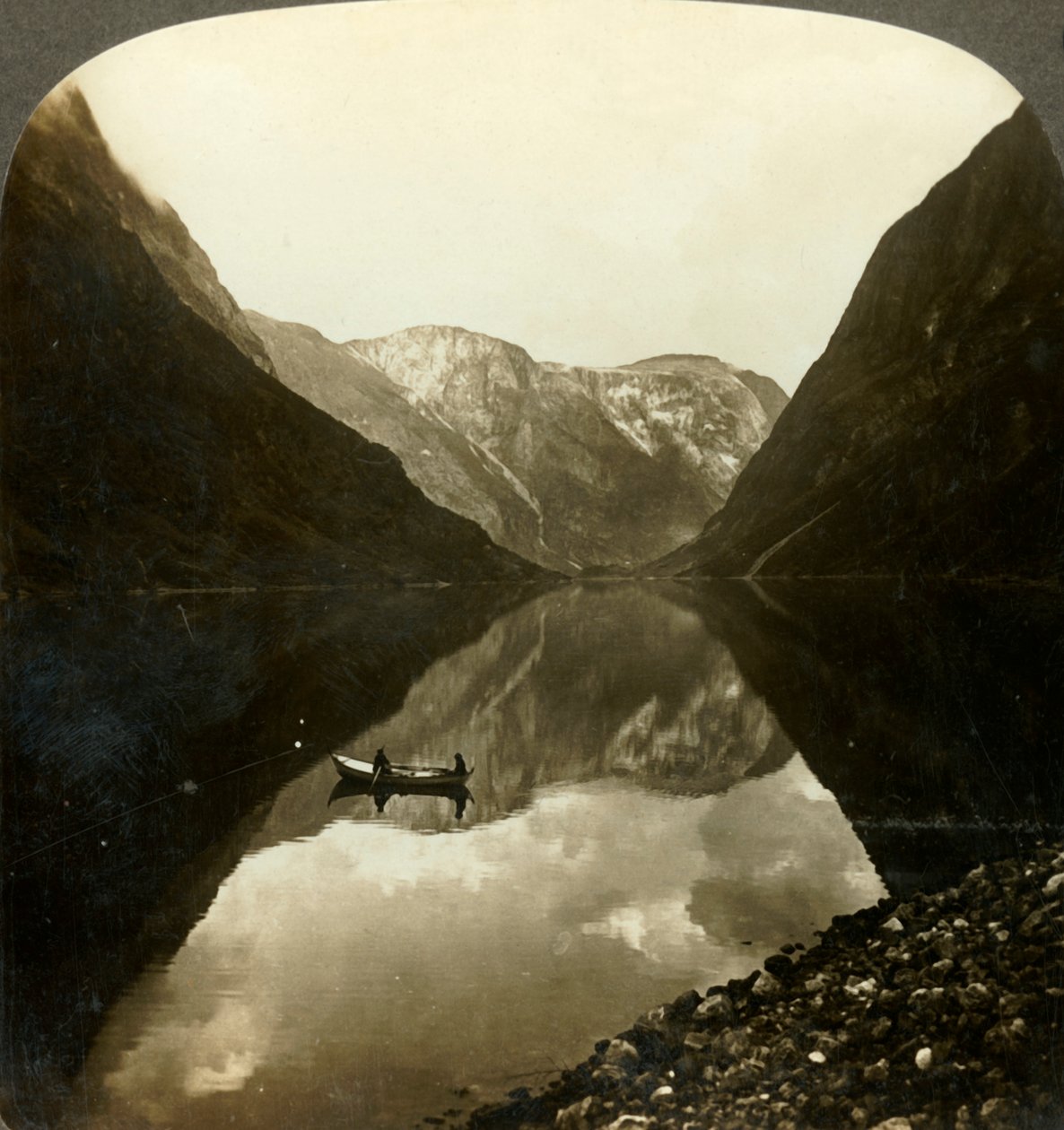 Olhando para o fundo, ainda naerofjord, perto de Gudvangen, Noruega, c1905. de Unbekannt