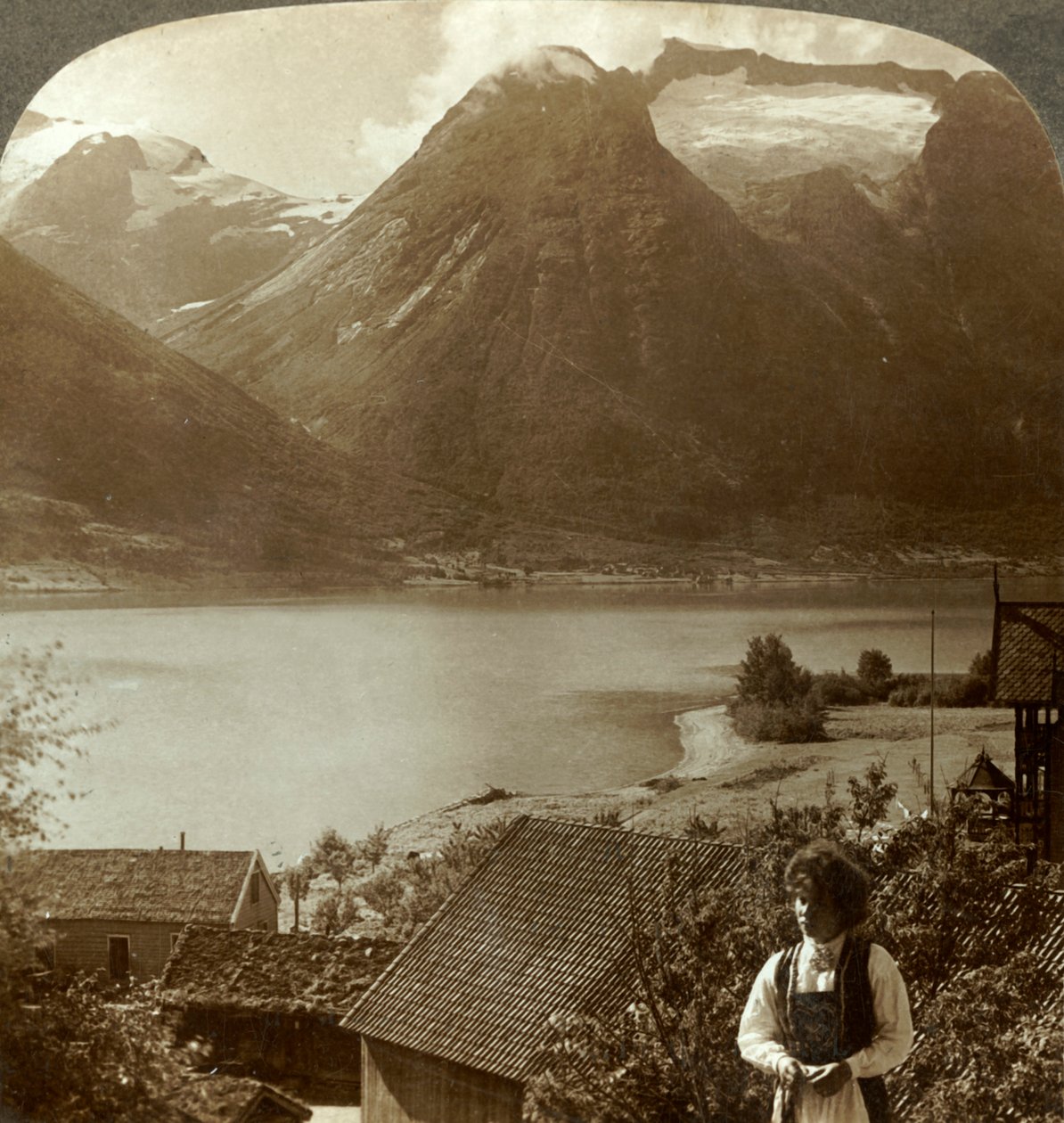 Olhando de Hjelle através do tranquilo Lago Strynns até as geleiras íngremes do Monte. Skaala, Noruega, c1905. de Unbekannt
