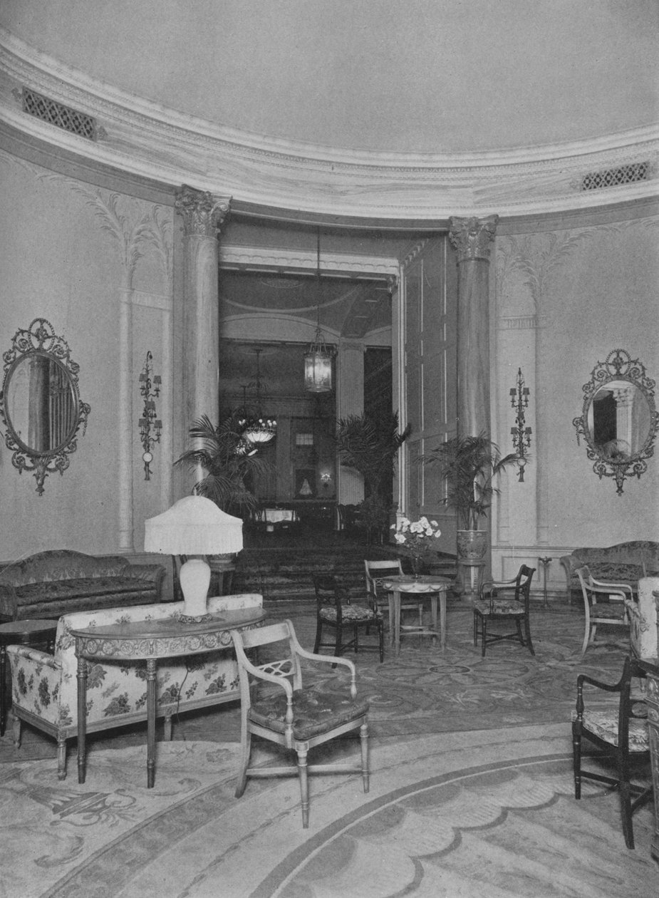 Olhando da sala Oval Palm para a sala de jantar principal, Roosevelt Hotel, Nova York, 1924 de Unbekannt