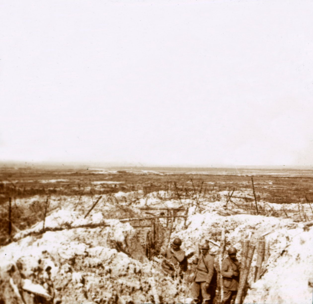 Olhando para a linha de frente alemã, c1914-c1918 de Unbekannt