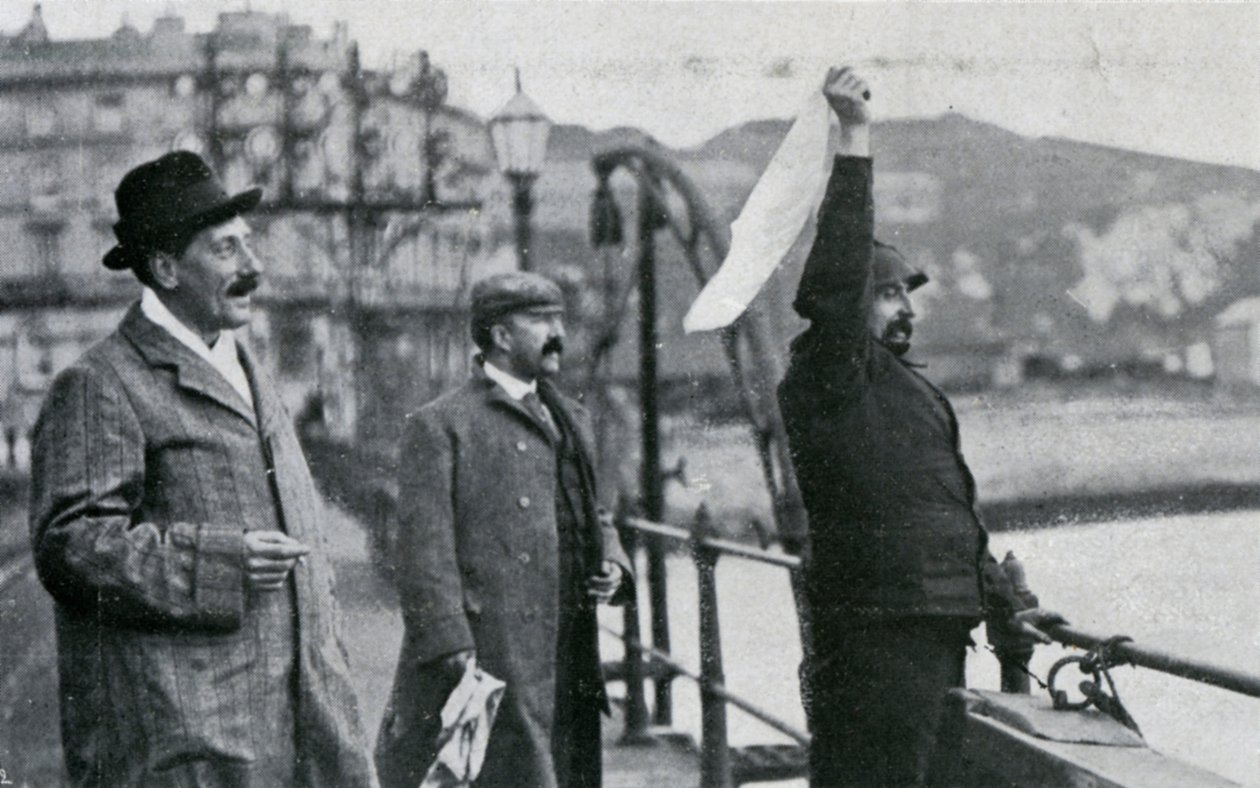 Louis Blériot no píer de Dover após seu voo pelo Canal da Mancha, 25 de julho de 1909 de Unbekannt