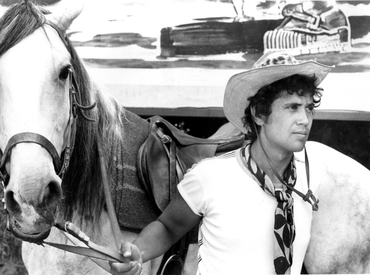 Lucio Battisti com um cavalo de Unbekannt