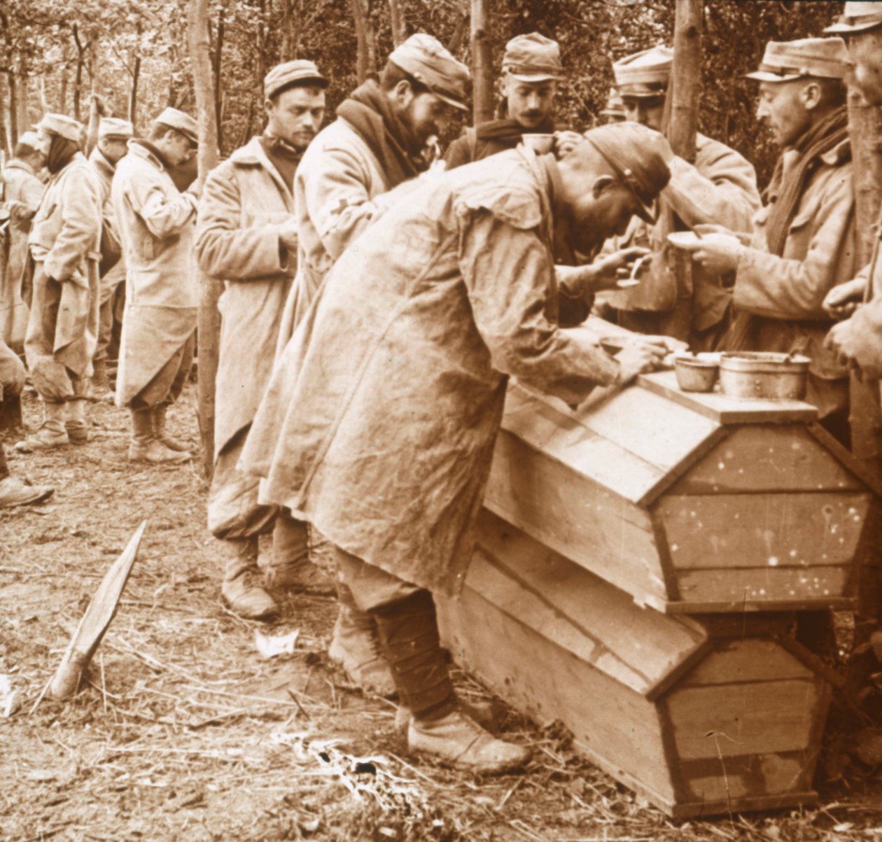 Refeição macabra, Carency, norte da França, c1914-c1918. de Unbekannt