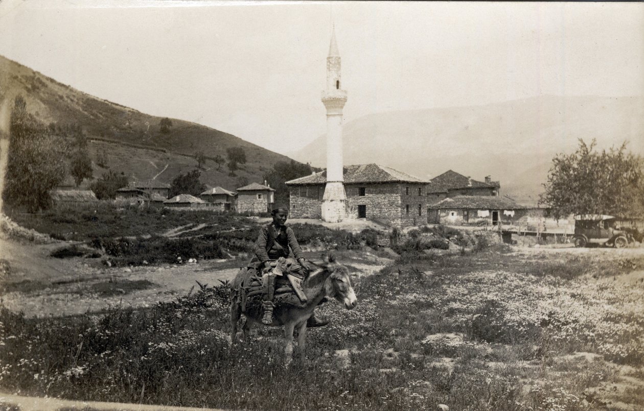 Macedoine, Grécia: um homem sobre um burro em frente a um minarete - Postcard 1914-1918 de Unbekannt