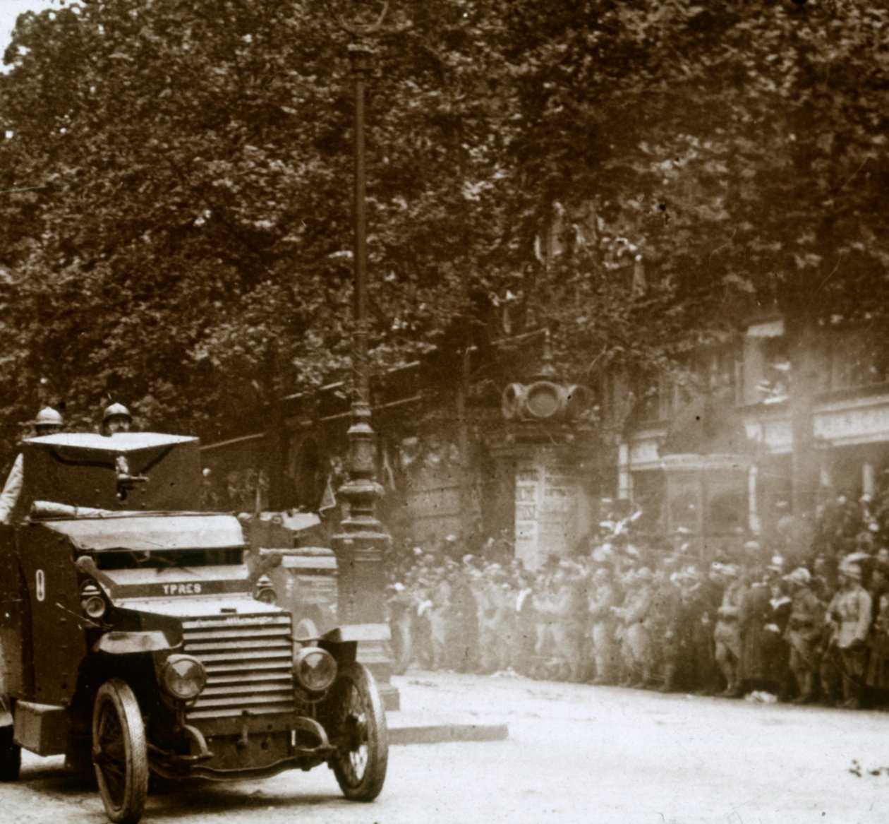 Metralhadora montada em veículo blindado, desfile da vitória, c1918 de Unbekannt