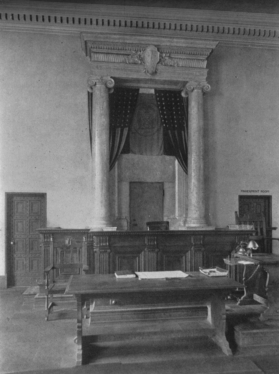 Mesa dos magistrados na sala do tribunal, Tribunal do Terceiro Distrito, Nova York, 1924 de Unbekannt
