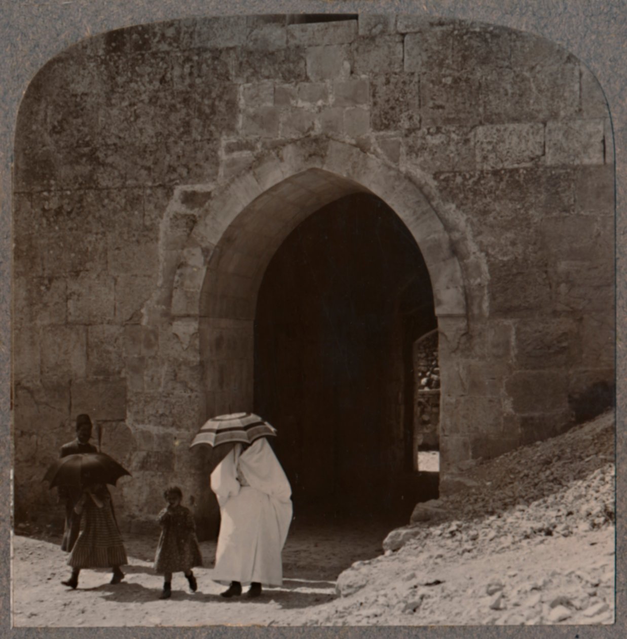 Mulheres maomomenses entrando em Jerusalém pelo portão de Herodes, c1900 de Unbekannt