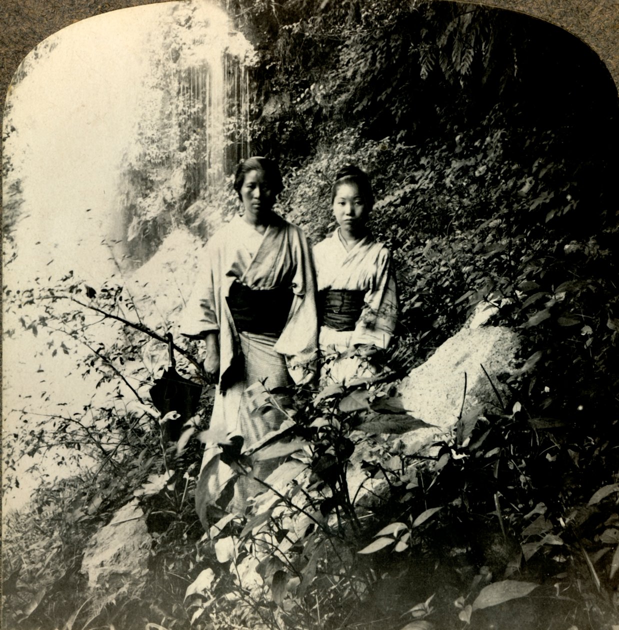 Donzelas da Terra do Sol Nascente, sob as cachoeiras de Kogijoku ..., c1900. . de Unbekannt