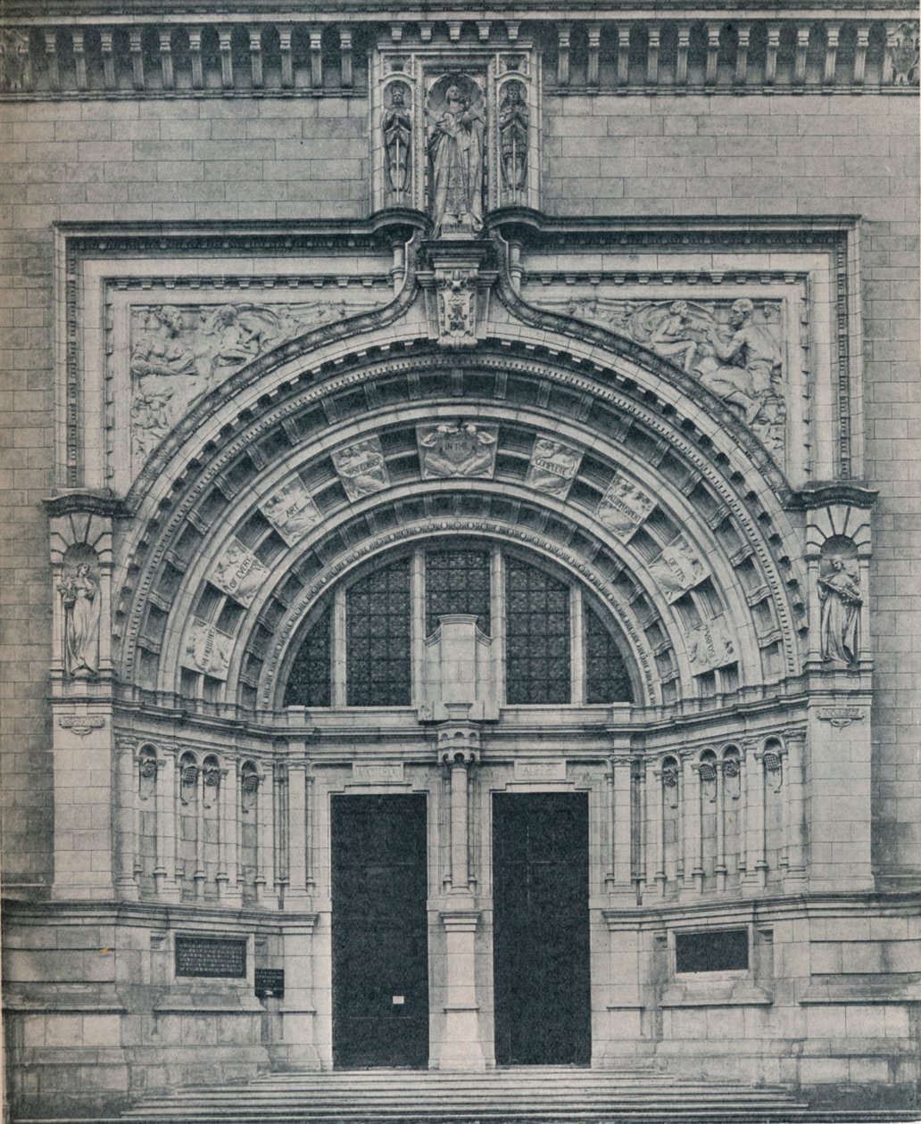 Entrada principal, Victoria and Albert Museum, com escultura de Alfred Drury, c1909. de Unbekannt