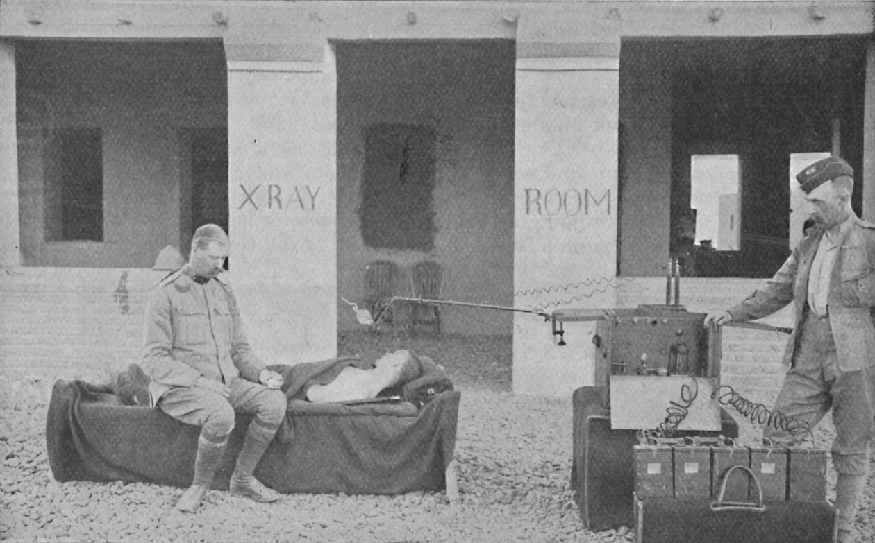 Major Battersby e seu ordenado fazendo uma radiografia no Soudan, c1890, 1910 de Unbekannt
