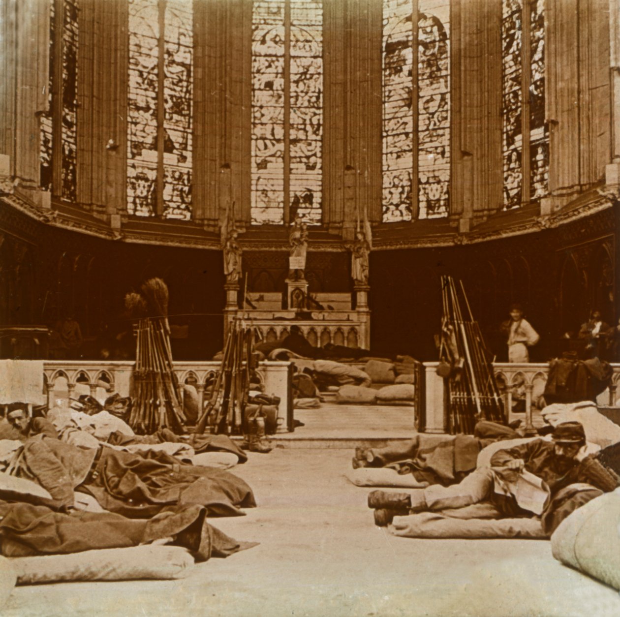 Quartel improvisado em uma igreja, Marne, norte da França, 1914. de Unbekannt