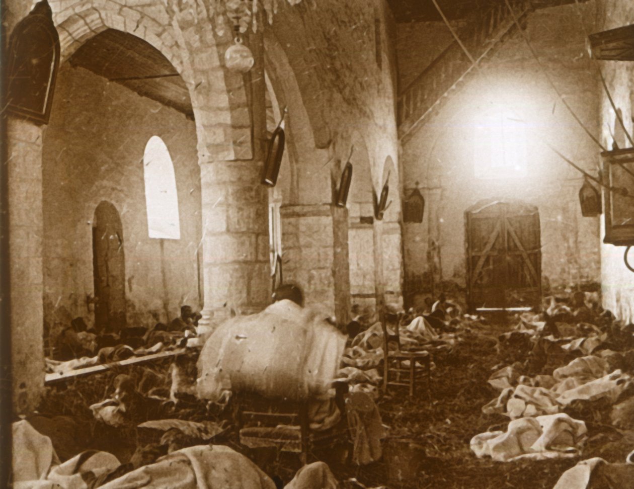 Hospital improvisado em uma igreja, Marne, norte da França, 1914 de Unbekannt
