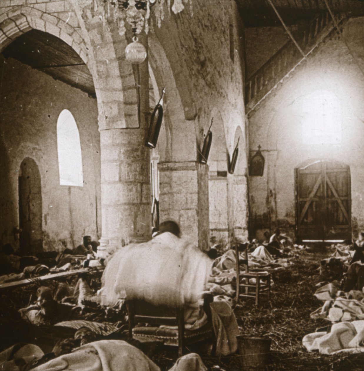 Hospital improvisado em uma igreja, Marne, norte da França, 1914 de Unbekannt